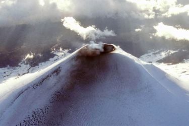 Carabineros realiza patrullaje aéreo y despliegue en terreno ante alerta naranja del volcán Villarrica