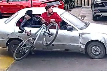 Delincuentes replican insólito robo de scooter y arrebatan bicicleta en movimiento en Recoleta