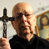 Gabriele Amorth hizo 60 mil exorcismos y creía que Hitler estaba poseído: este es el hombre que inspiró El exorcista del Papa 