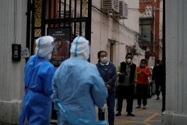 Shanghái flexibiliza restricciones anticovid y saca a cuatro millones más de personas del confinamiento