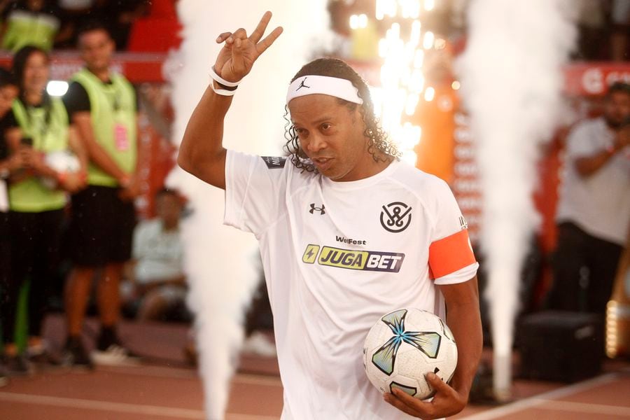 Ronaldinho saltó al campo de juego del Estadio Nacional bajo una ovación.