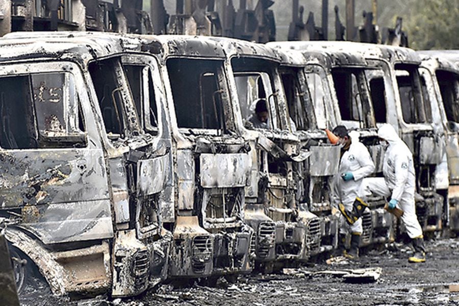 Algunos de los 29 camiones que resultaron quemados en el reciente atentado en la Región de Los Ríos.