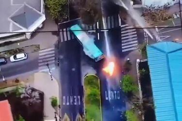 Bus de Transantiago fue incendiado en desórdenes frente al Liceo de Aplicación: gobierno confirma que habrá querella