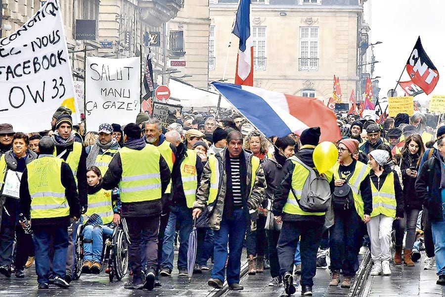 _Yellow-Vest_-(Gilet-Jaune)-movement-suppor-(44582600)