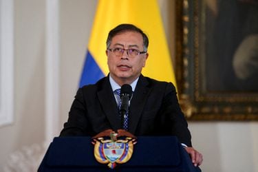 Presidente de Colombia pide perdón a víctimas de masacres cometidas en 1990 por grupos paramilitares