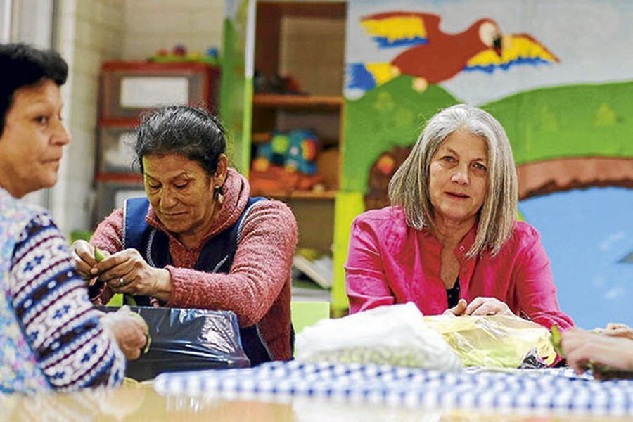 Popa Ramírez al centro de la imagen junto a funcionarias de la Fundación Amigos de Jesús.