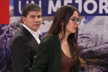 La ministra de la Secretaría General de Gobierno, Camila Vallejo, y el subsecretario del Interior, Manuel Monsalve, en un punto de prensa en La Moneda.
