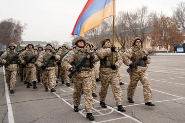 Tropas de alianza de seguridad rusa se preparan para abandonar Kazajistán