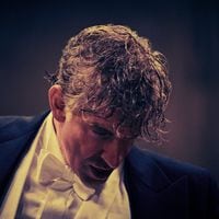 De los guiños a Chile a la omisión de la política: cómo es Maestro, la película sobre Leonard Bernstein y Felicia Montealegre