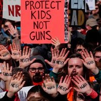 Estudiantes llegan hasta casa de congresista de EE.UU. para pedir mayor control de armas