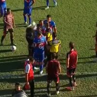 Escándalo en la Copa Argentina: jugador de Chacarita es agredido con una botella y Pipo Gorosito opina que el futbolista la “cabeceó”