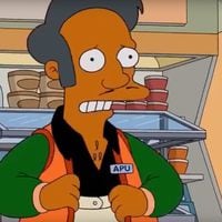 Hank Azaria siente que tiene que disculparse con todos los indios que viven en Estados Unidos por interpretar a Apu en Los Simpson