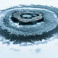 Aparece un misterioso “agujero negro” en un río congelado en China