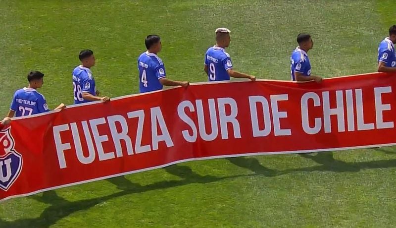 "Fuerza sur de Chile" fue el mensaje del lienzo desplegado por Universidad de Chile, en el partido ante Magallanes.