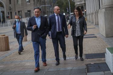 El diputado RN, Andrés Longton, junto a Ximena Ossandon, y Miguel Mellado, llegan al Palacio de La Moneda para reunirse con la ministra del Interior.
FOTO: SEBASTIAN BELTRAN GAETE/AGENCIAUNO