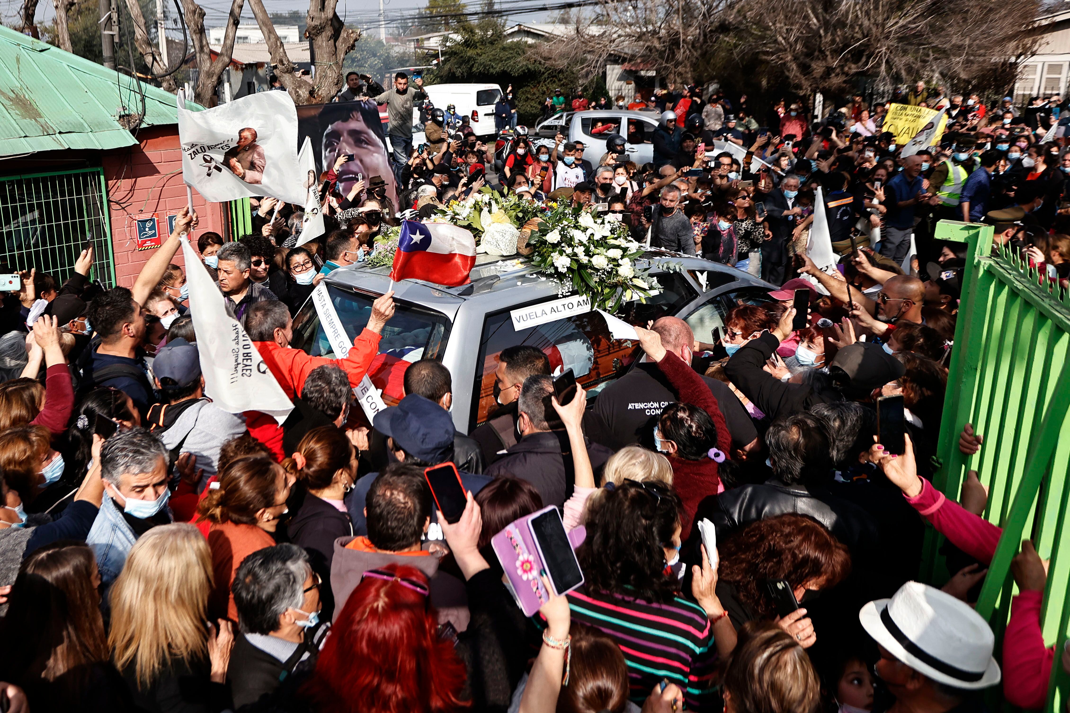 Lágrimas, canciones y banderas: fervor masivo marca el adiós a Zalo Reyes -  La Tercera