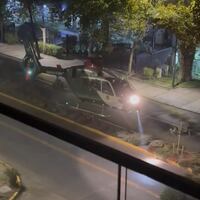 Carabineros son trasladados en helicóptero a hospital institucional tras choque en Providencia