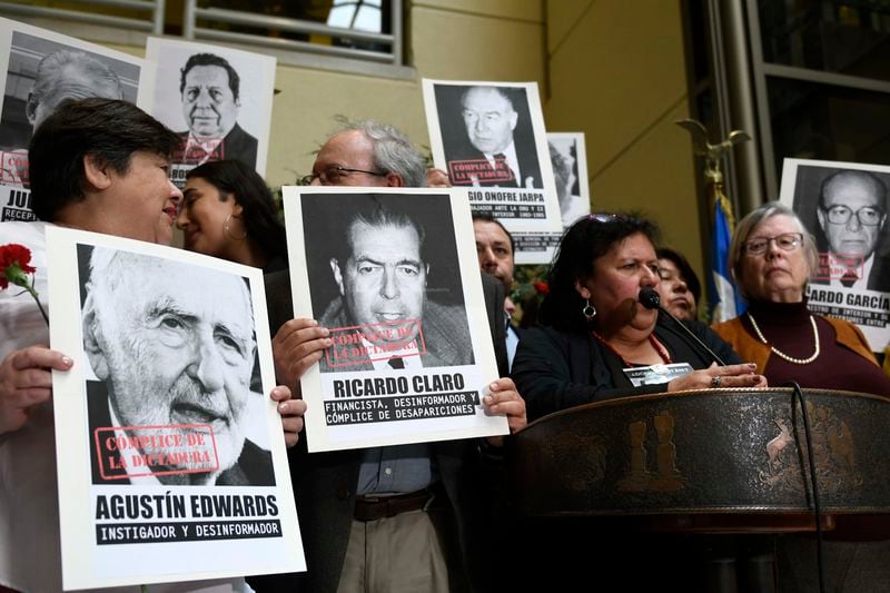 Diputados del Frente Amplio y el PC realizaron homenaje a legisladores víctimas de la dictadura y lucieron en el Congreso pancartas con fotografías de figuras que apoyaron el régimen de Augusto Pinochet.