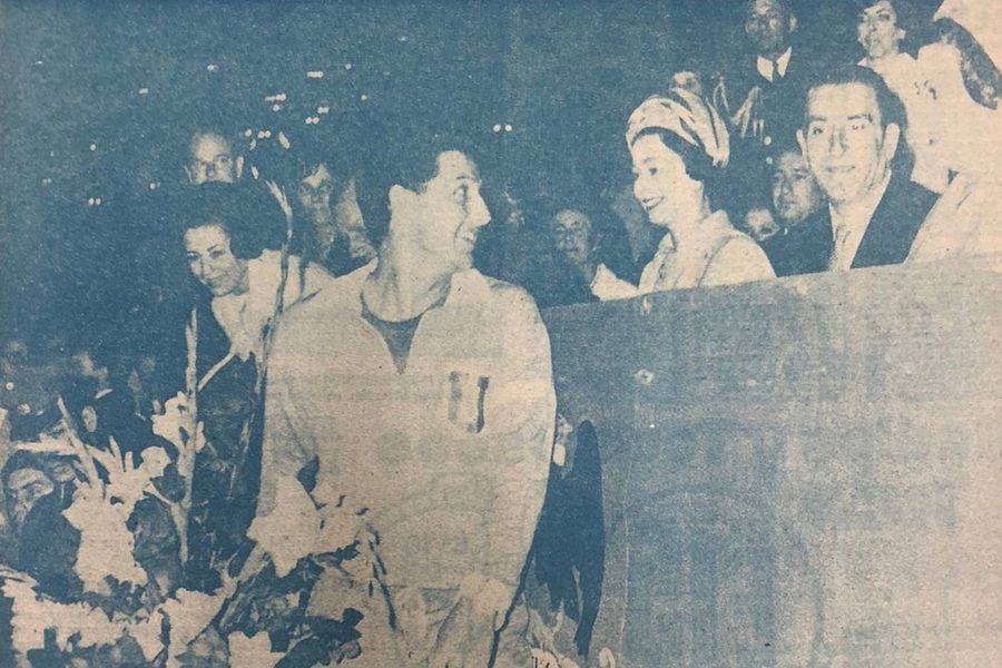 Leonel Sánchez le entregó un ramo de flores a la Reina Isabel en uno de los palcos del Estadio Nacional. Ello sucedió en noviembre de 1968, en el contexto de un clásico contra Universidad Católica.