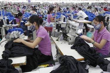 Pedidos de fábricas en China se reducen en señal compleja para la perspectiva global