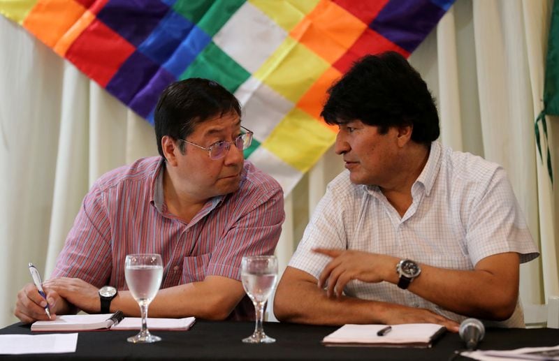 FOTO: REUTERS. Former Bolivian President Evo Morales speaks to the presidential candidate for the Movement to Socialism party (MAS) Luis Arce Catacora during a meeting of their party, in Buenos Aires