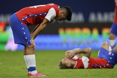 Los jugadores de la Roja se lamentan tras perder ante Paraguay, en la Copa América.