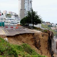Reportan nuevo deslizamiento de tierra en socavón que amenaza a edificios en Viña del Mar