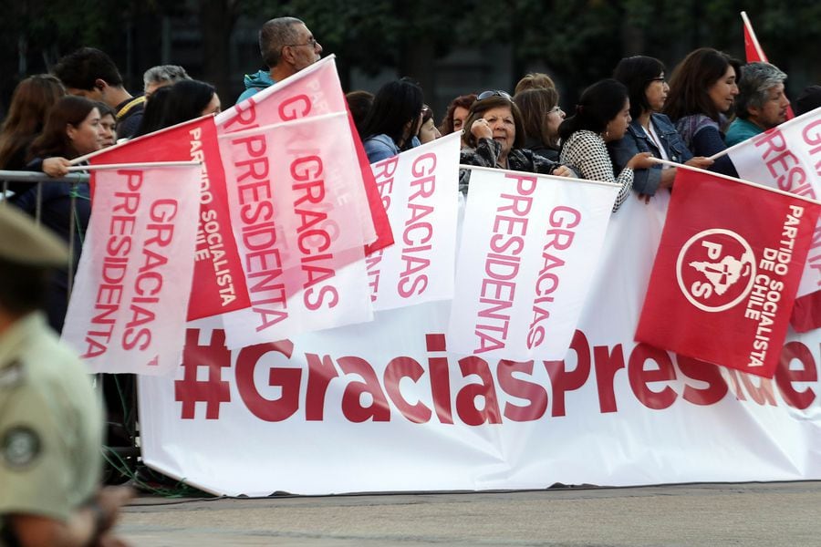 Decenas de personas llegan a despedir a Michelle Bachelet a La Moneda