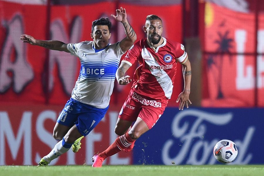 Miguel Torren disputa un balón con Edson Puch en la Copa Libertadores 2021.