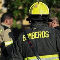 Bomberos combaten incendio en Concón: afecta dos viviendas y amenaza con propagarse a casas aledañas   
