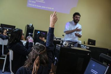 Sondeo global: chilenos confían más en los profesores y científicos y menos en los políticos