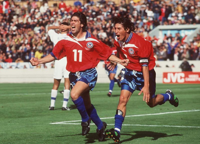 Marcelo Salas, junto a Iván Zamorano, celebra uno de sus goles a Italia en Francia 1998.