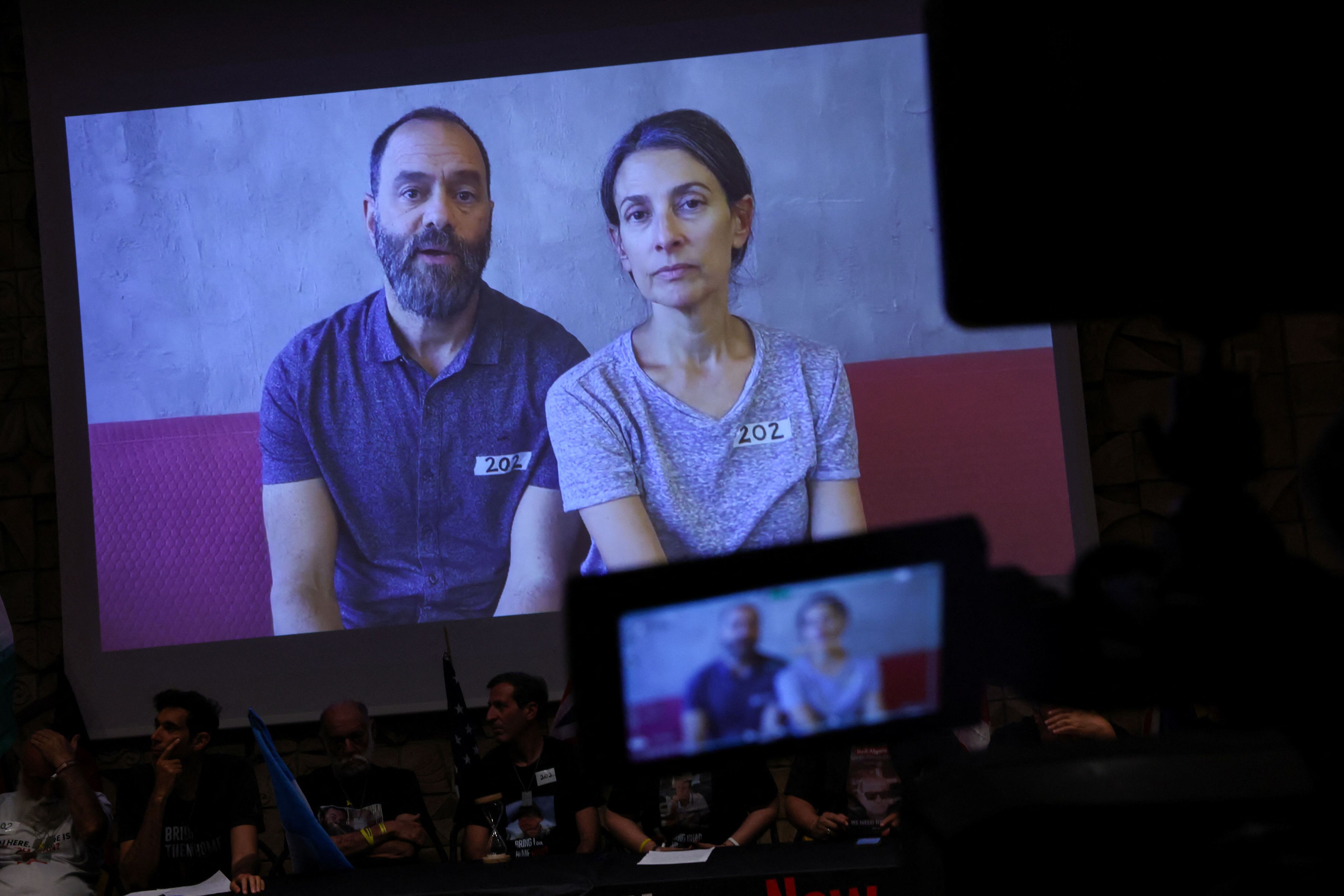 Jonathan Polin and Rachel Goldberg, padre y madre del rehén Hersh Goldberg-Polin, hablan con la prensa en Tel Aviv tras observar el video de su hijo difundido por Hamas. Foto: 路透社