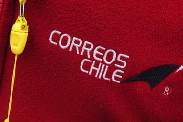Trabajadores de Correos de Chile Protestan fuera del Congreso en Valparaiso