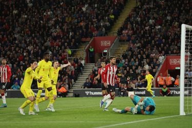 Premier League: Liverpool remonta en Southampton y deja la definición del título hasta la fecha final