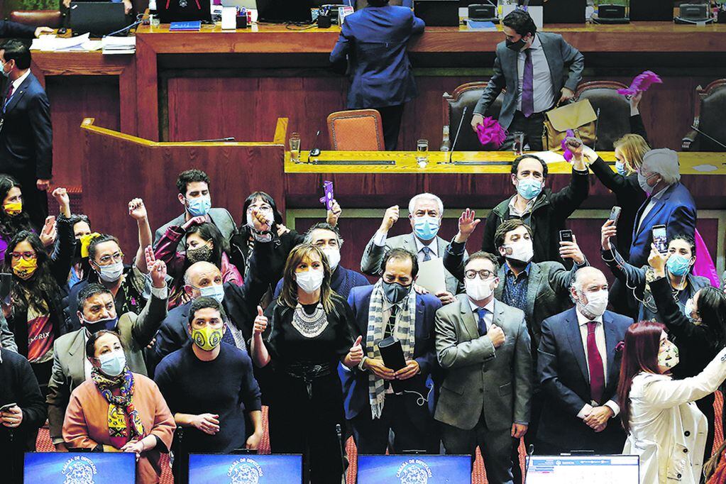Chile's opposition celebrates the vote during a congressional session to reject a constitutional reform on pensions proposed by opposition lawmakers, amid the spread of the coronavirus disease (COVID-19), in Valparaiso, Chile July 15, 2020. REUTERS/Rodrigo Garridos