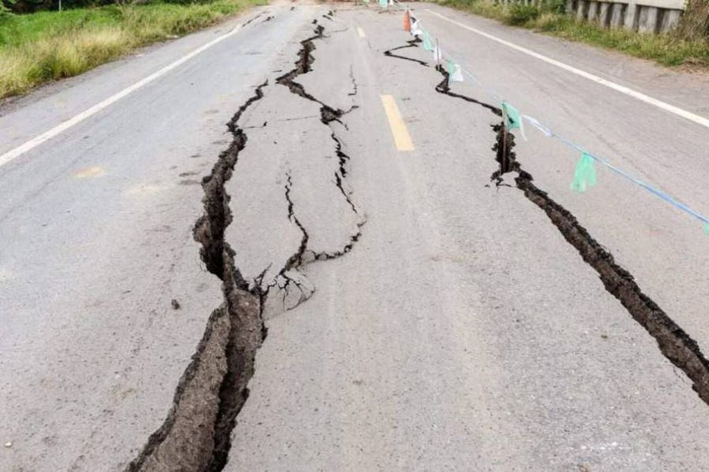 Grietas en el asfalto producto de un terremoto