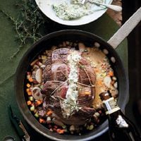 Roast beef de posta negra al horno, relleno de queso de cabra y hierbas con salsa de verduras y cerveza