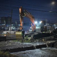 “Tenemos un desborde que es inminente”: Realizan labores para evitar que canal Santa Marta colapse en Maipú