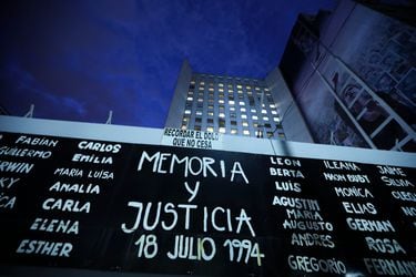 Roban 300 placas de bronce desde cementerio judío en Buenos Aires