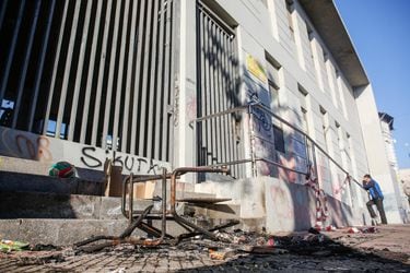 Nuevos desórdenes en el Liceo de Aplicación: sujetos rociaron a un inspector con un “líquido desconocido” y prendieron fuego en un basurero