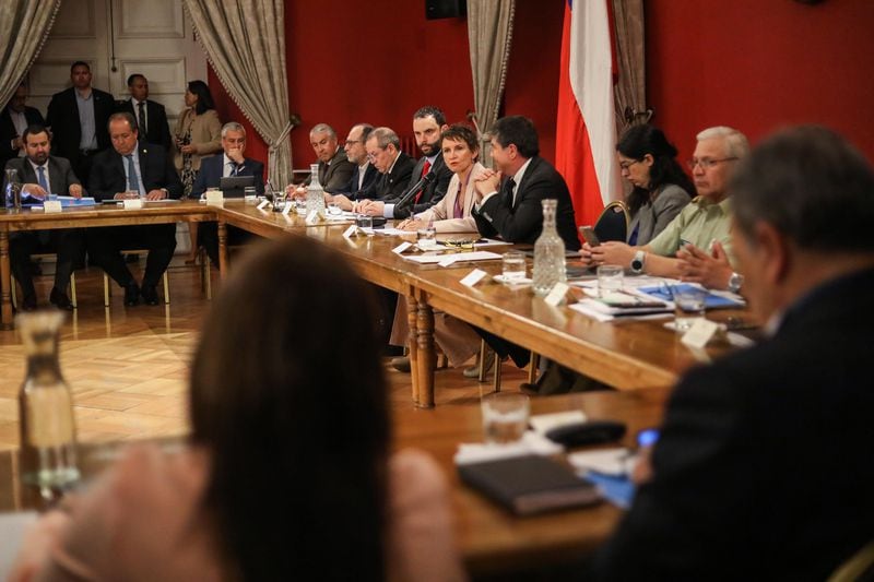 La ministra del Interior, Carolina Tohá, junto al subsecretario del Interior, Manuel Monsalve, inaugura el Consejo Nacional contra el Crimen Organizado, en el salón Montt Varas del Palacio de La Moneda.