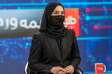 El régimen talibán obliga a presentadoras de televisión a cubrir sus rostros
