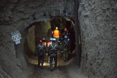 Rescatan en mina de Chile a un obrero vivo, otro muerto, y buscan al tercero