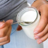 ¿Comer yogur realmente reduce el riesgo de diabetes? Esto dicen 4 nutricionistas