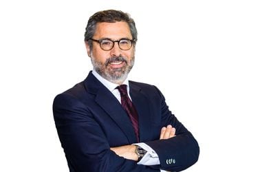 Cambios en Santander: Miguel Mata sale de la gerencia general y será reemplazado por ejecutivo con 18 años de trayectoria en el grupo bancario