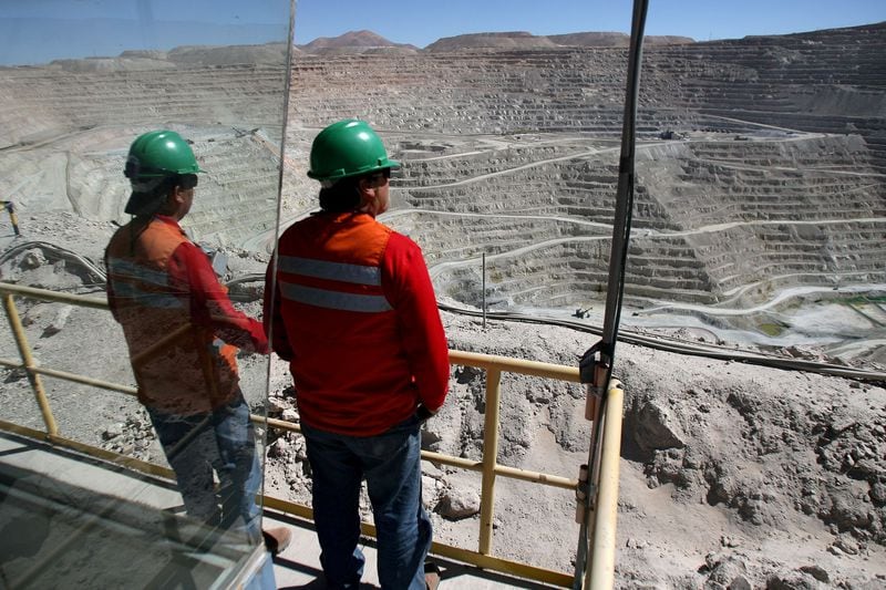 Ganancias de mineras privadas caen casi un tercio y menor precio del cobre recorta a la mitad el pago del royalty
