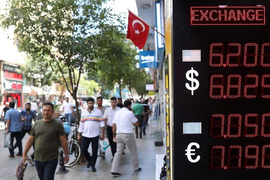El Banco Central turco inyecta 6.000 millones $ para frenar caída de la lira