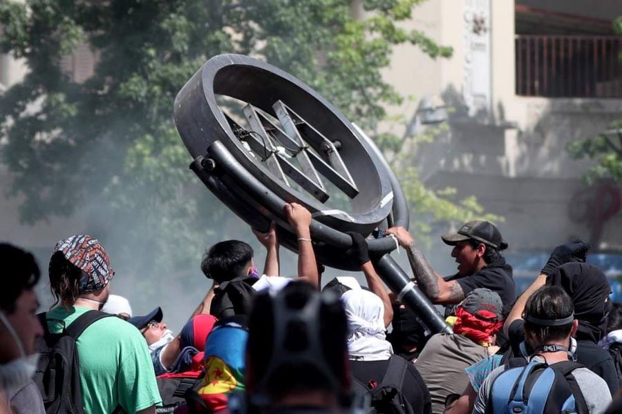 Miles de chilenos vuelven a copar la Plaza Italia de Santiago por séptimo día