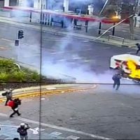 Encapuchados lanzan bombas Molotov a carabineros en la Alameda
